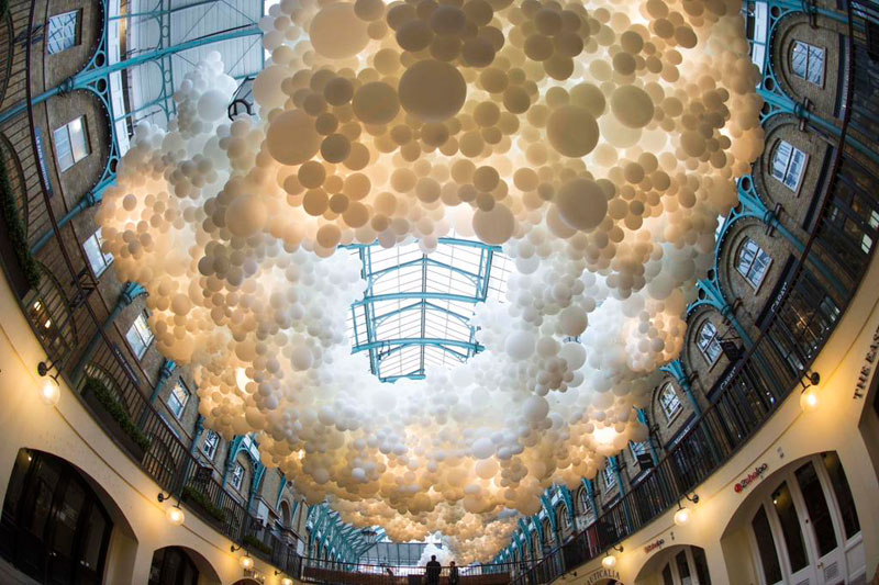 Esse Artista Criou Uma Nuvem De 100 Mil Balões No Mercado De Londres