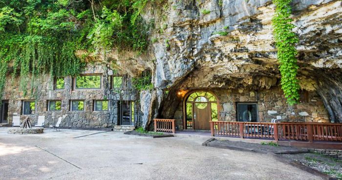 Alguém está vendendo uma casa inacreditável escondida dentro de uma caverna, e o interior é ainda melhor do que o exterior