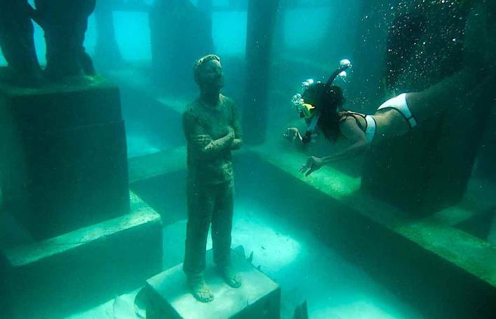Esculturas subaquáticas nas Maldivas