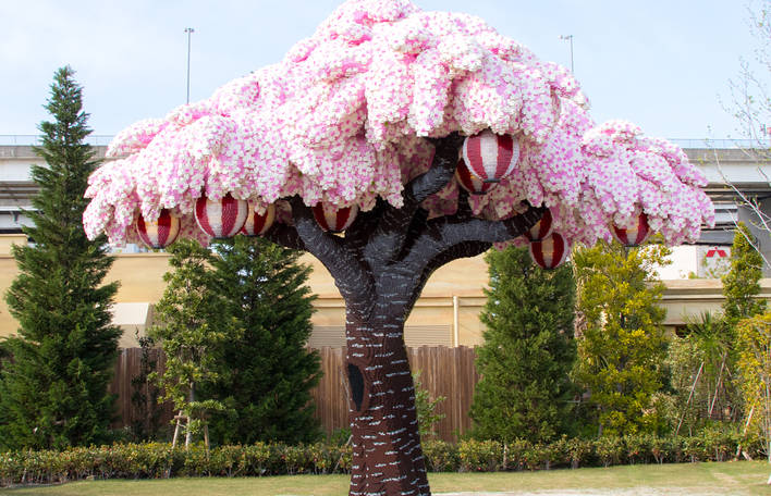 Você precisa ver esta árvore de cerejeira gigantesca feita de Lego no Japão