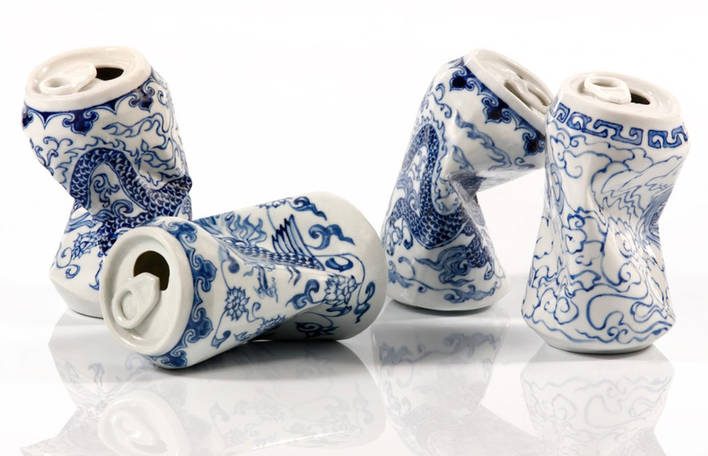 Esculturas de latas esmagadas feitas de porcelana