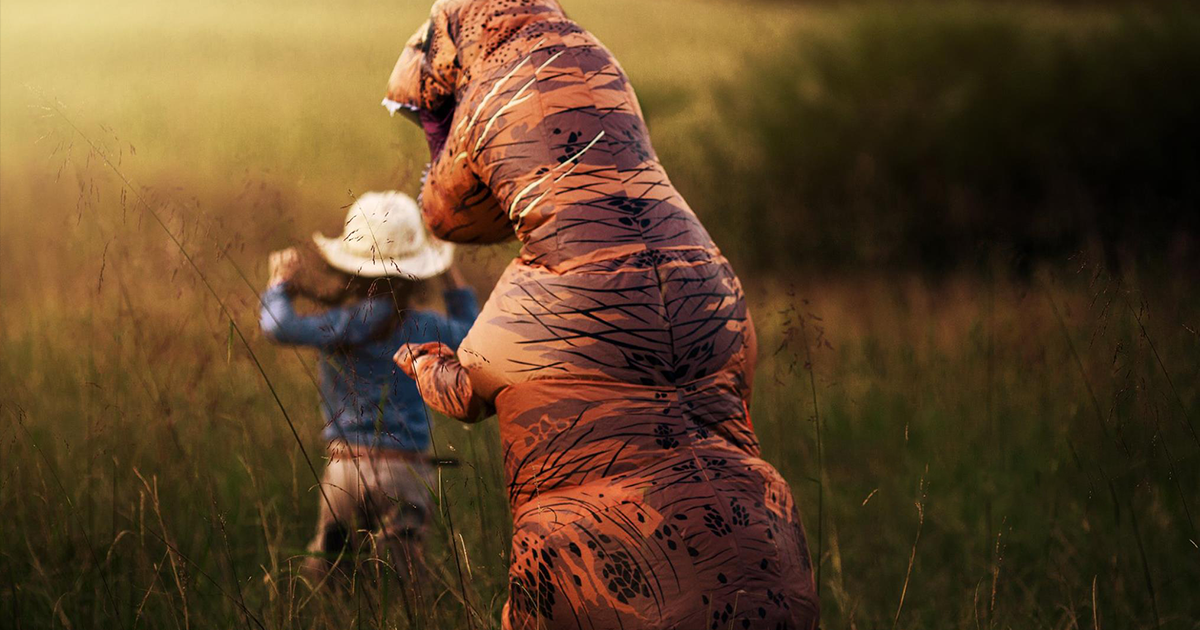 A Internet está rindo destas fotos depois que essa mãe deixou seu filho autista se vestir de T-Rex pois ele odeia ser fotografado