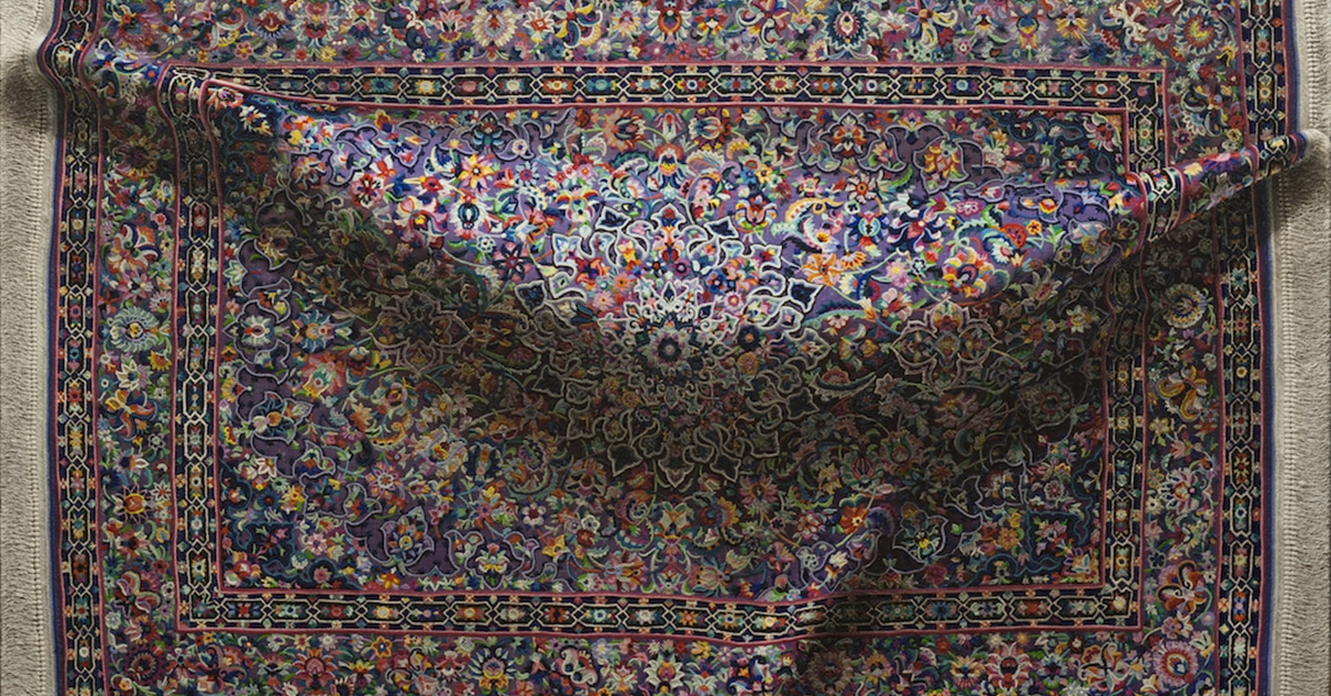 Pinturas hiper-realistas de tapetes estampados com figuras misteriosas por baixo