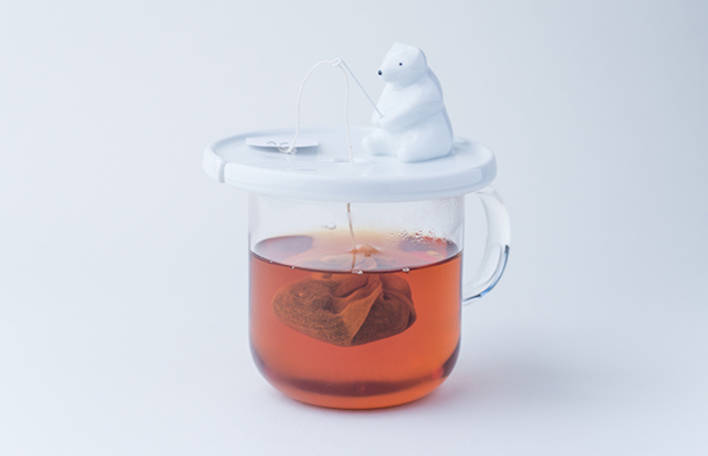 A partir de agora este urso polar vai ficar pescando e mantendo quente o seu chá