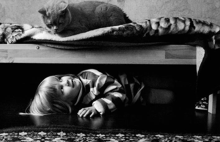 Série de fotos adoráveis ilustra a cumplicidade da amizade de uma garotinha e seu gato