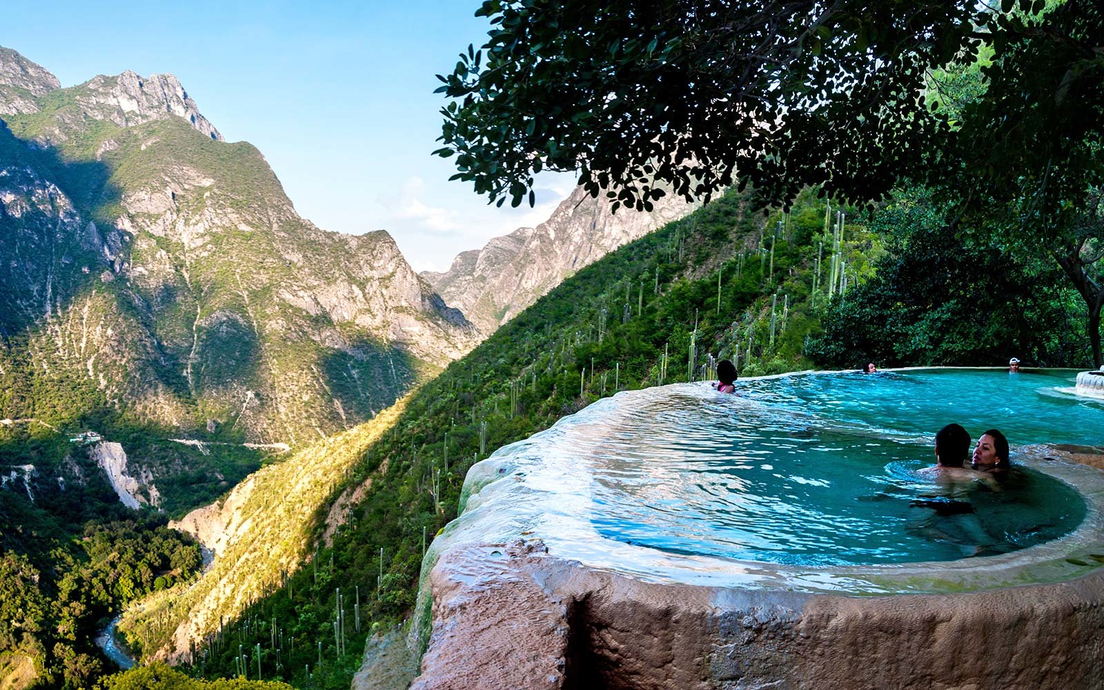 Relaxe em uma piscina infinita de águas termais com vista para montanhas vulcânicas