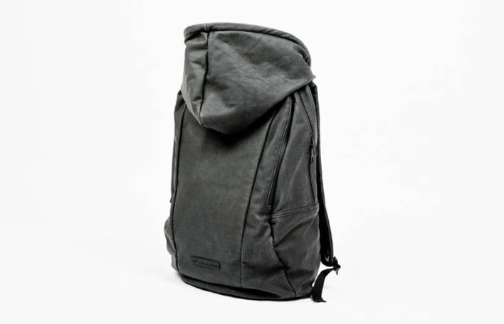 A marca Puma criou uma mochila integrada diretamente com um capuz, e eu quero uma!
