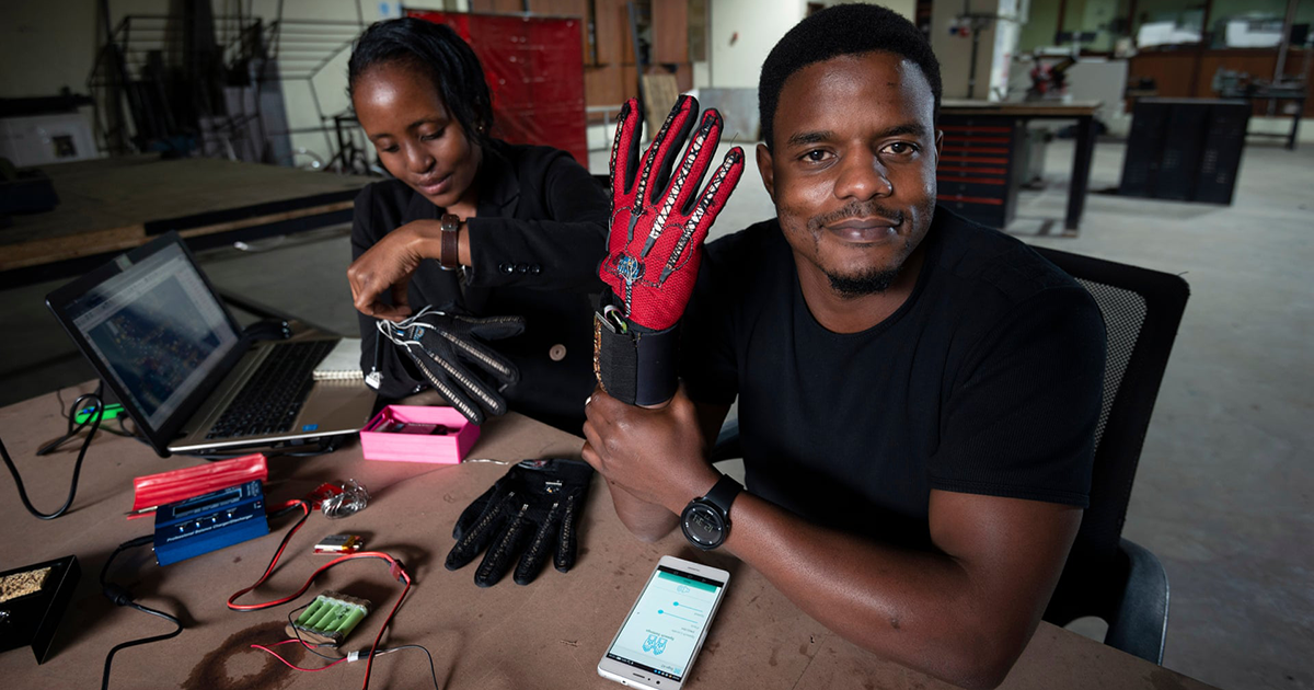 Queniano de 25 anos inventou luvas inteligentes que convertem linguagem de sinais em fala de áudio