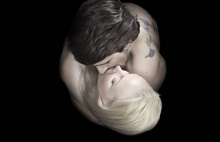 Aprecie esta série chamada Kiss, uma série de fotografias com casais se beijando