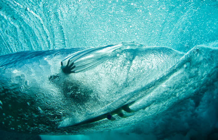 24 fotos que mostram a beleza e o poder do oceano através do esporte