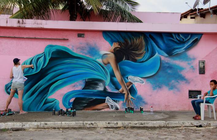 Grafiteiras brasileiras criam grandes murais para empoderar as mulheres na BR-166