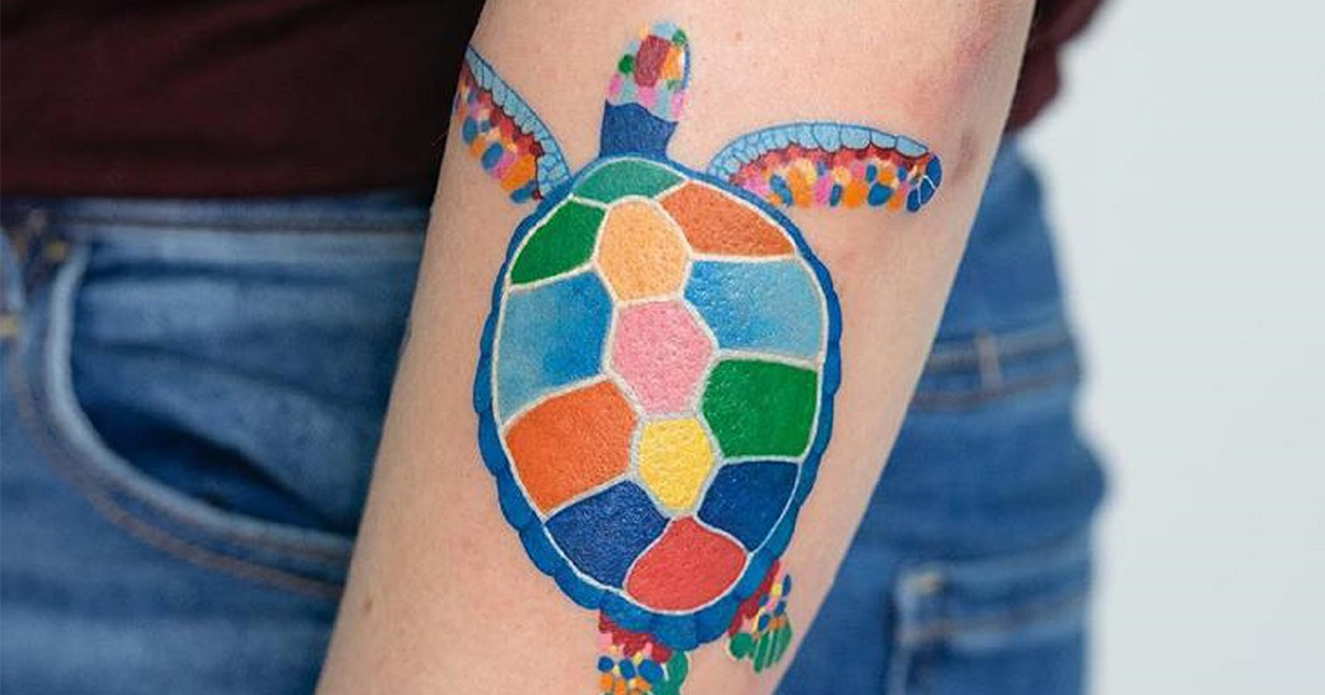 Aprecie as vibrantes tatuagens coloridas deste designer coreano