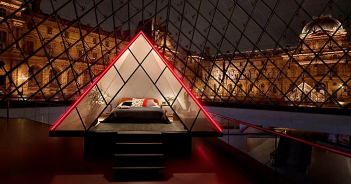 Airbnb está oferecendo a oportunidade de você passar uma noite no Louvre com um show particular e de graça