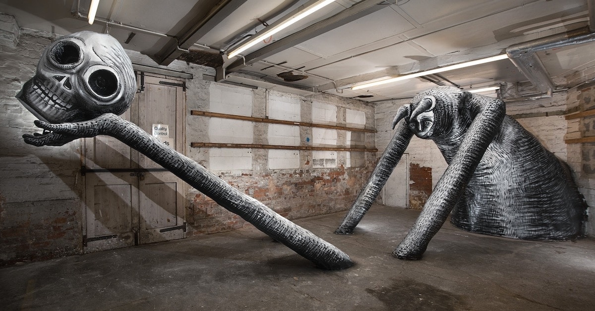 Artista de rua transforma fábrica abandonada em um “mausoléu de gigantes”