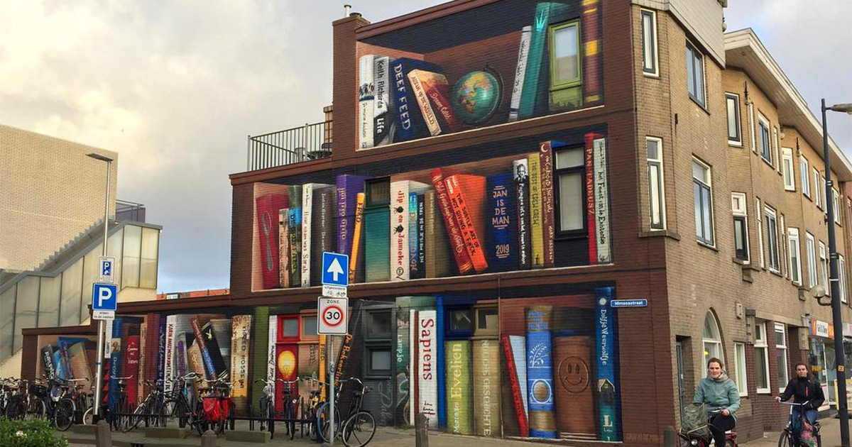 Artistas holandeses transformam prédio em uma estante de 3 andares com a técnica trompe-l’oeil