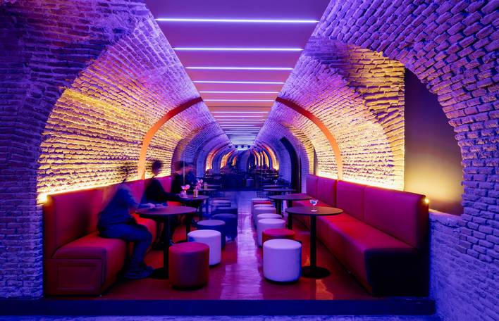 Descubra este bar hipnotizante escondido no subsolo em Madrid