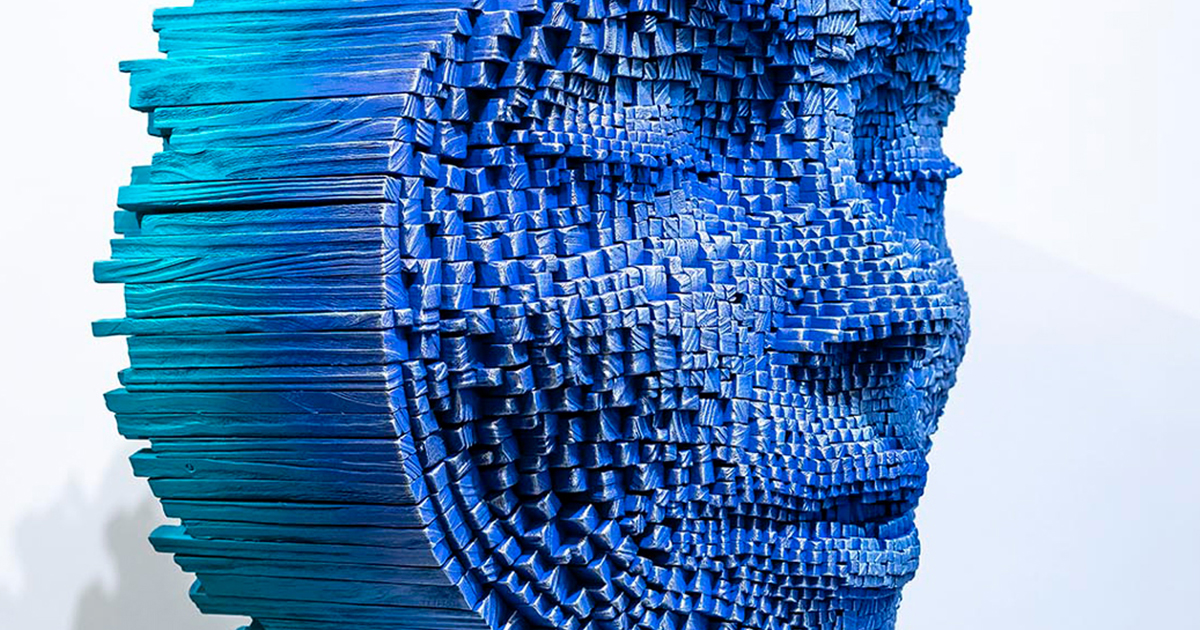 Faces pixeladas de madeira revelam explorações abstratas coloridas quando exibidas por trás