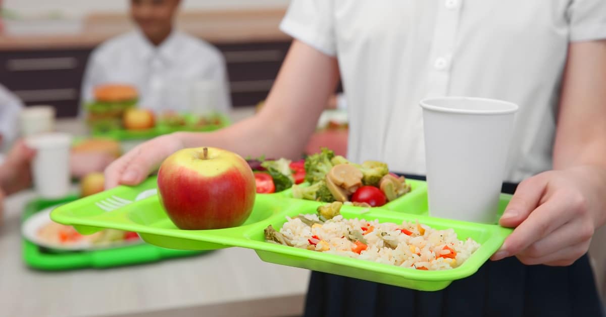 Escola transforma as sobras do almoço em refeições para estudantes levarem para casa e não passarem fome