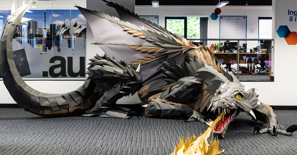 Papelaria se prepara para a estréia de Game of Thrones com um gigantesco dragão que cospe fogo feito de papel