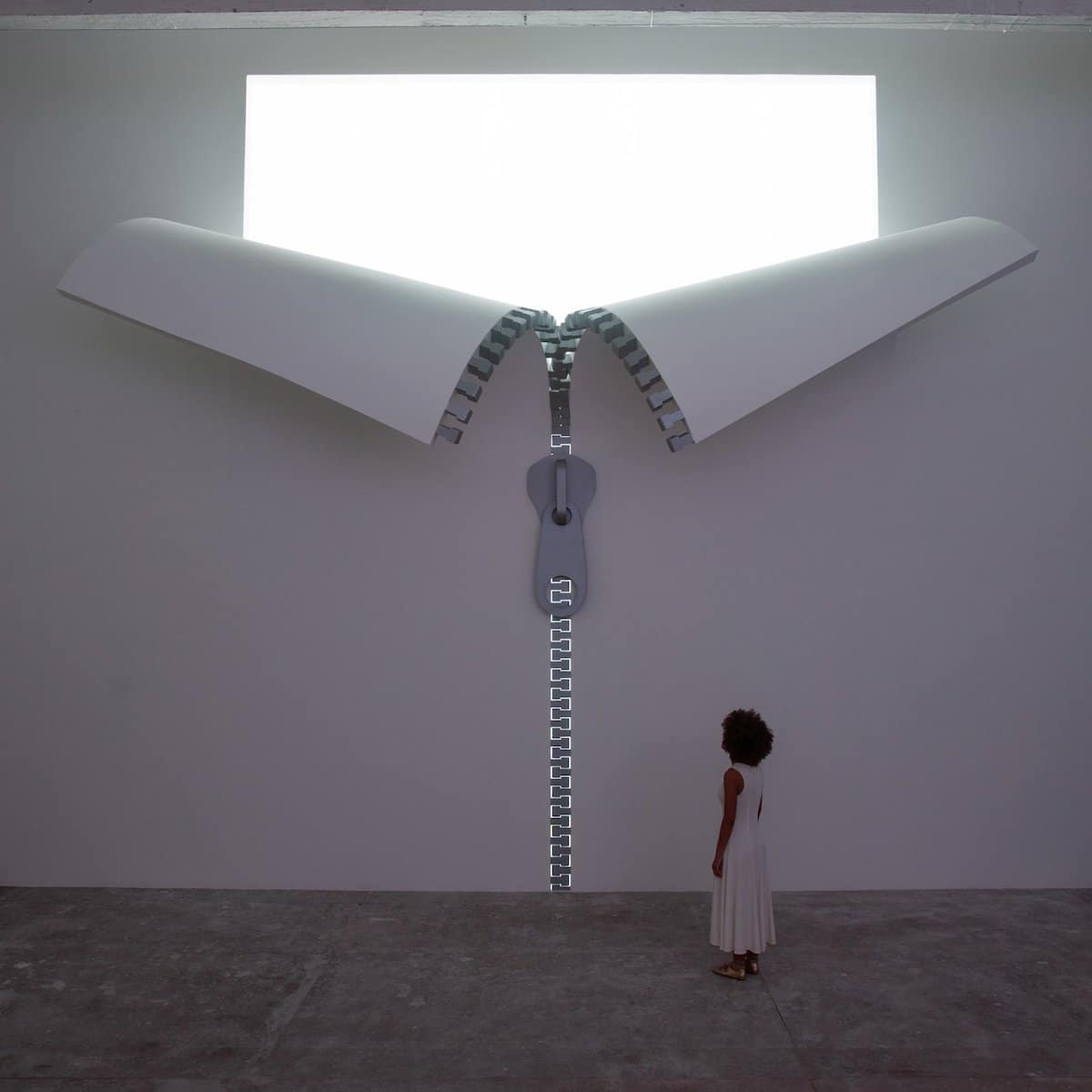 Escultor abre o zíper deste edifício em Milão numa instalação de arte de torcer a mente
