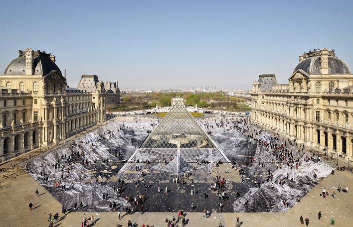 Ilusão de ótica em torno da pirâmide do Louvre celebra o trigésimo aniversário da famosa estrutura de vidro