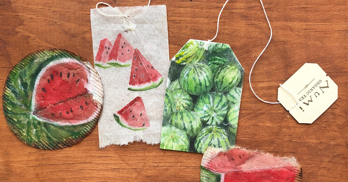Paisagens de aquarela em miniatura e esboços de moda delicadamente pintados em sacos de chá usados