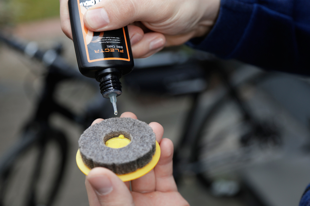 Este rolo lubrificante para correntes de bicicleta vai te permitir lubrificar com facilidade sua bike