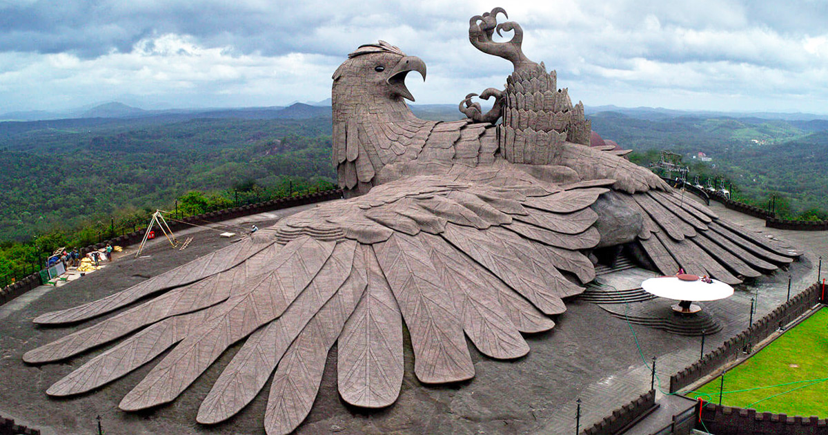 Esta enorme escultura de pássaro estilizada se alastra no topo de uma montanha na Índia