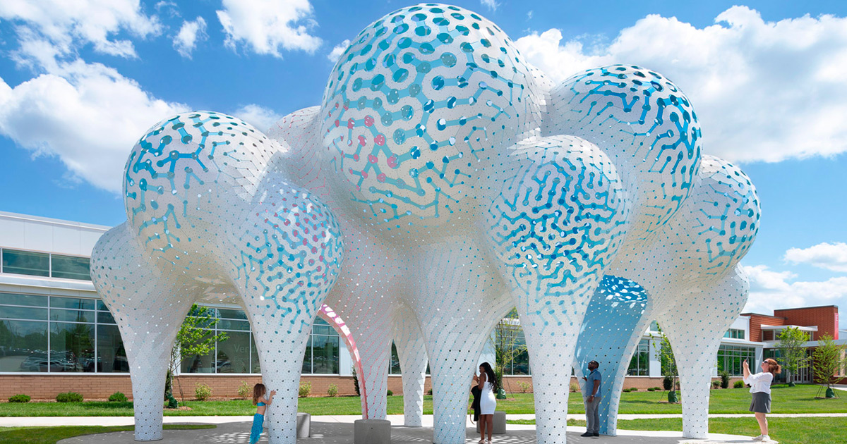 Uma instalação escultural que se parece com aglomerados de nuvens