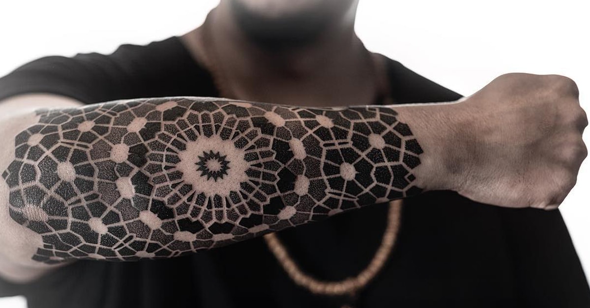 Tatuador transforma padrões geométricos da natureza em mandalas