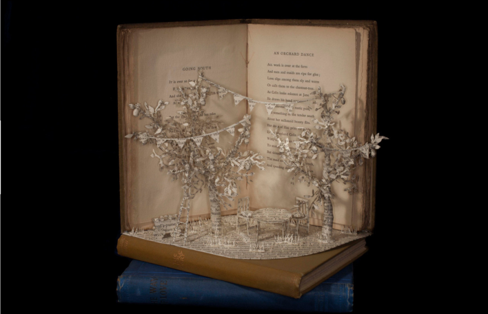 Artista dá uma nova vida para livros através de esculturas magníficas