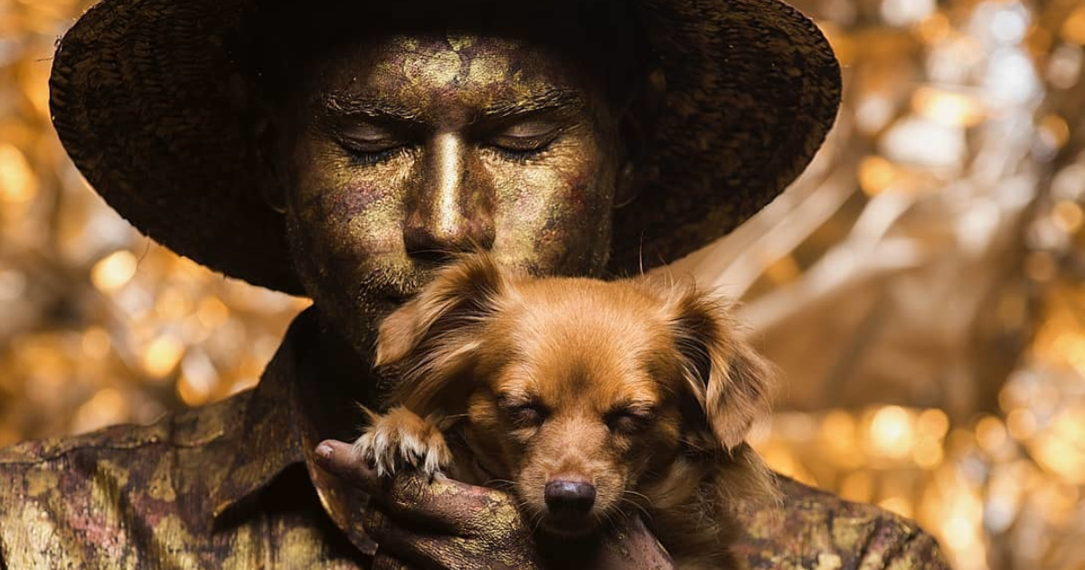 Artista de rua e sua cachorrinha roubam a cena como estátua viva nas ruas de Fortaleza