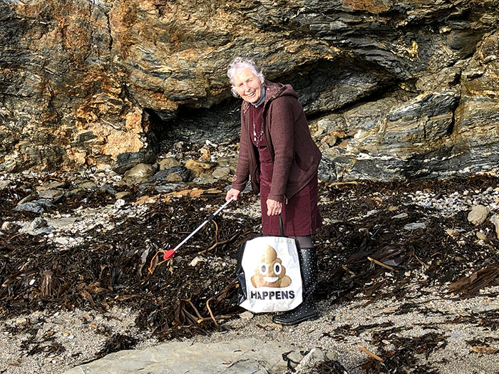 Esta vovó de 70 anos limpou 52 praias em um ano depois de assistir a um documentário sobre poluição plástica