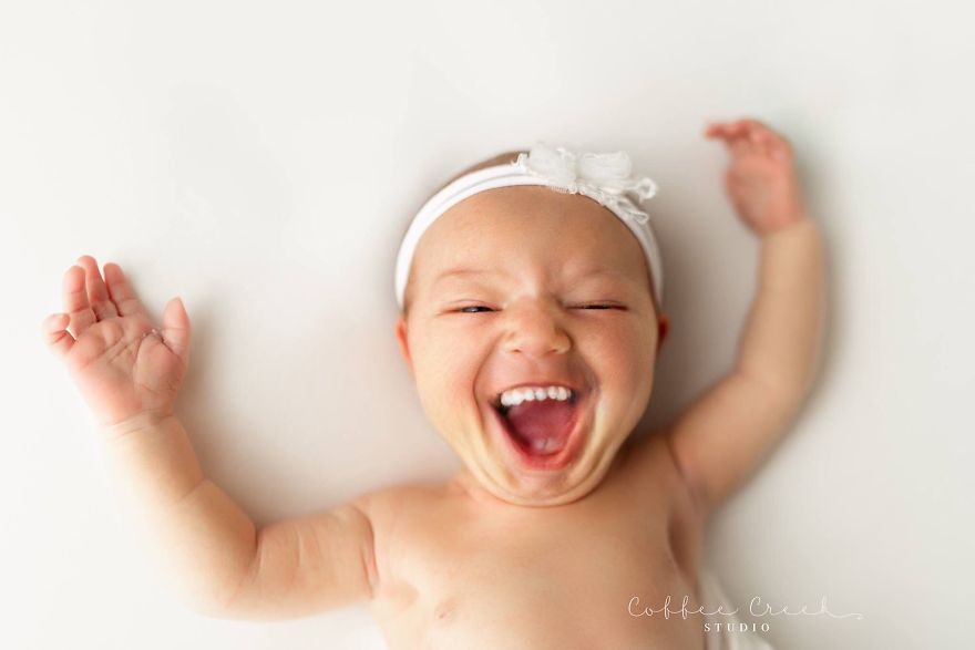 Fotógrafa adiciona sorrisos em fotos profissionais de bebês, e o resultado é histérico