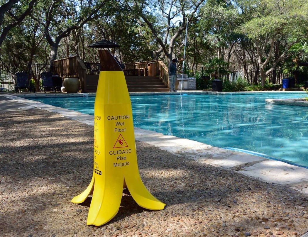 Esta placa muito criativa de “cuidado, piso molhado” é uma banana!