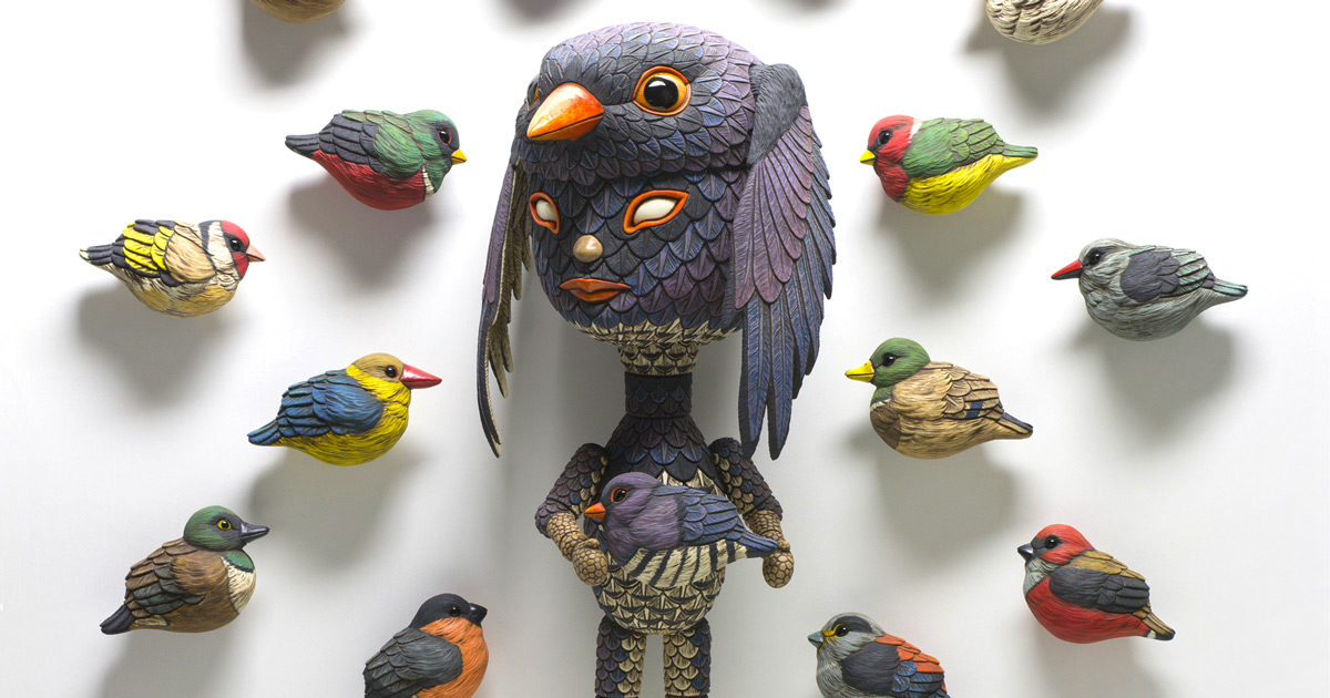 Escultor combina homens e pássaros em cerâmicas para explicar sua ansiedade social