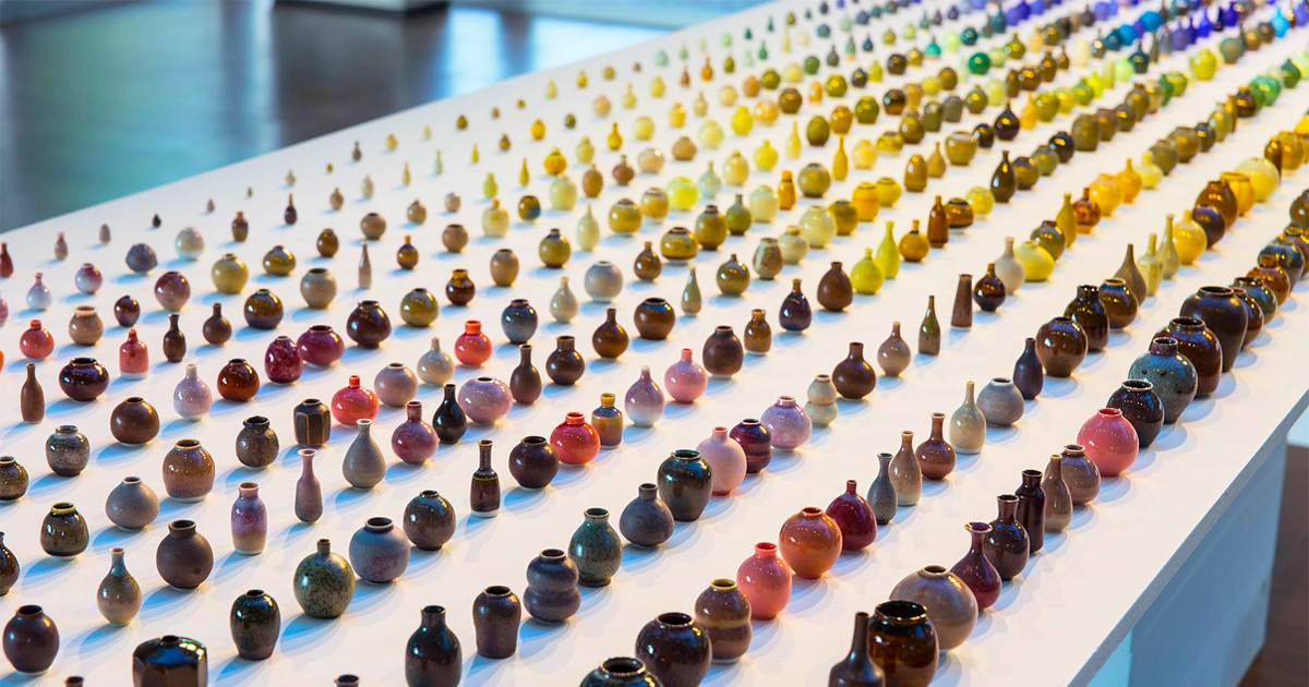 Os milhares de vasos em miniatura deste artista cerâmico formam um arco-íris