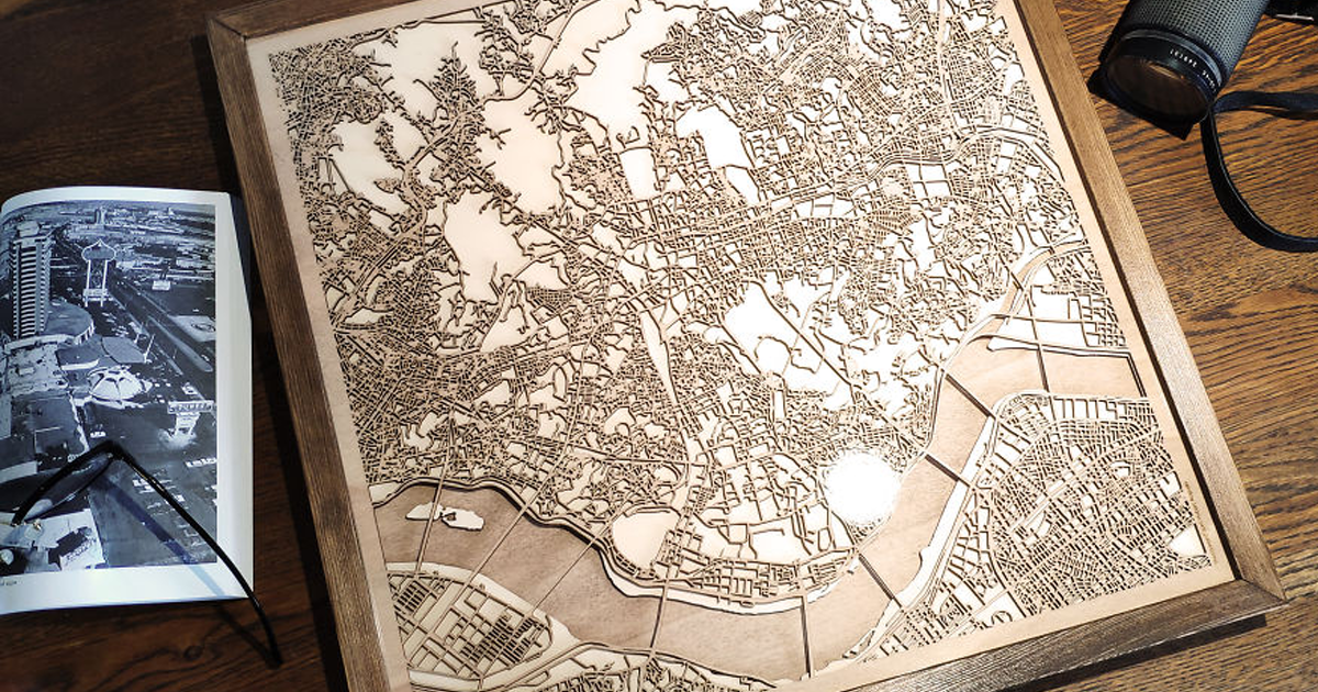 Artista cria mapas de madeira personalizados que se parecem com arte moderna abstrata