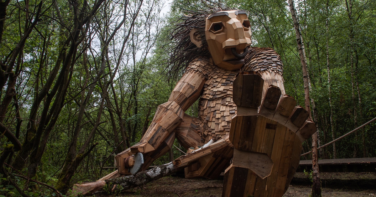 Artista de reciclagem esculpe 7 esculturas gigantes amigáveis para preencher uma floresta na Bélgica
