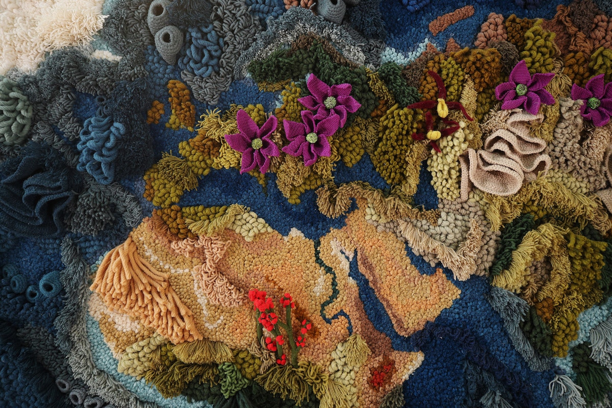 Artista têxtil passa 520 horas reimaginando o mapa do mundo como um tapete gigante