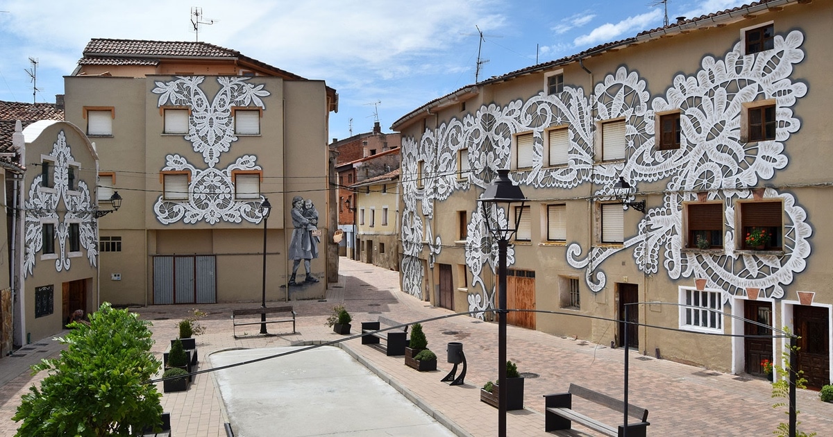 Artistas de rua revivem aldeia espanhola com murais que comemoram a tradição local