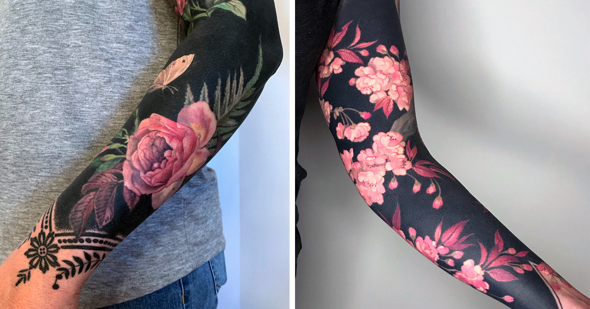 Flores delicadas desabrocham de fundos escuros nestas tatuagens botânicas estilizadas
