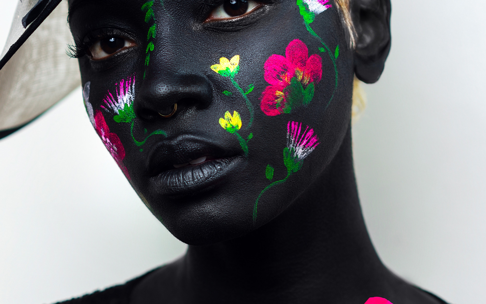 Fotógrafa captura retratos cheios de flores que celebram a beleza natural na diáspora africana