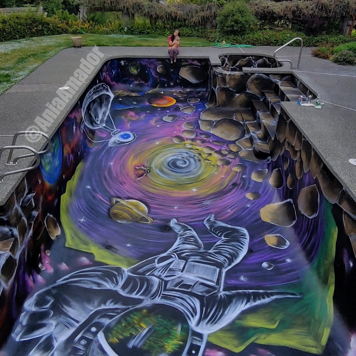 Uma pintura de galáxia em piscina que te permite mergulhar pra fora deste mundo