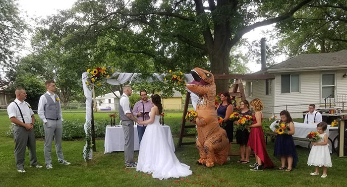 Dama de honra surpreende e aparece no casamento da irmã vestida como um T-Rex