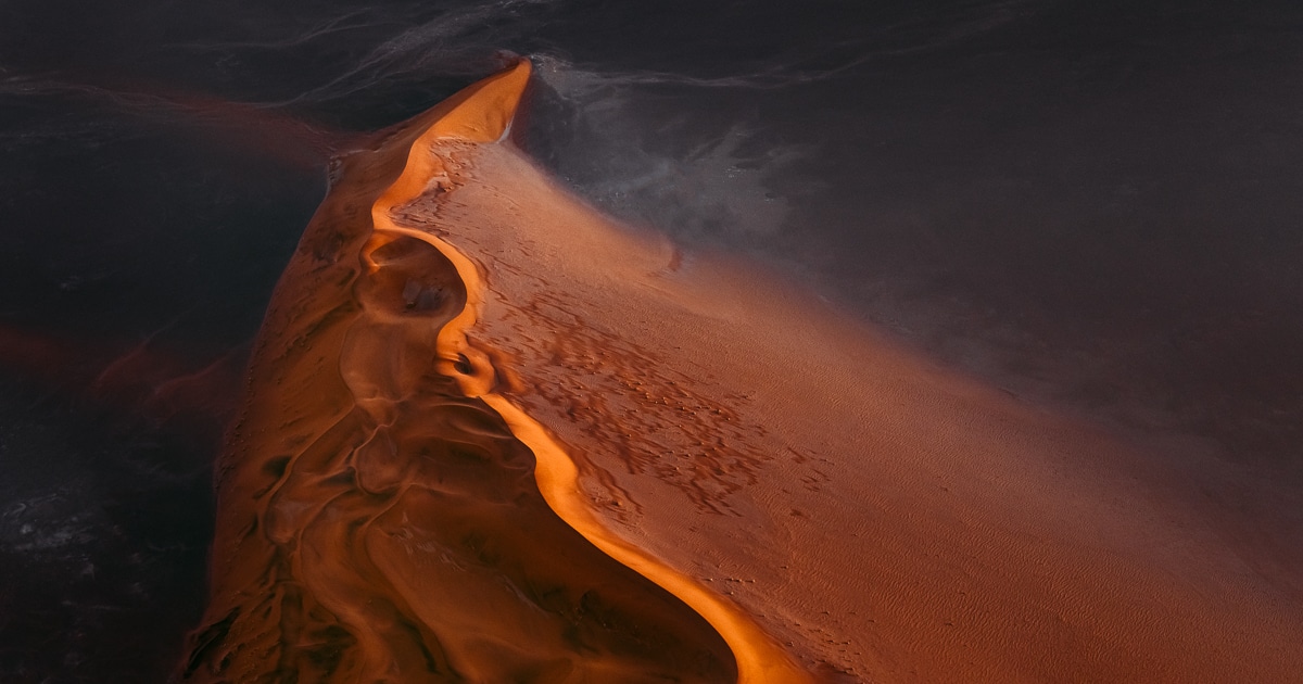 Fotos aéreas das dunas de areia do deserto do Namibe parecem obras de arte abstratas