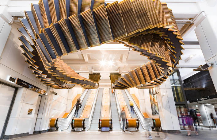 Instalação feita a partir de escadas rolantes históricas de madeira em Sydney