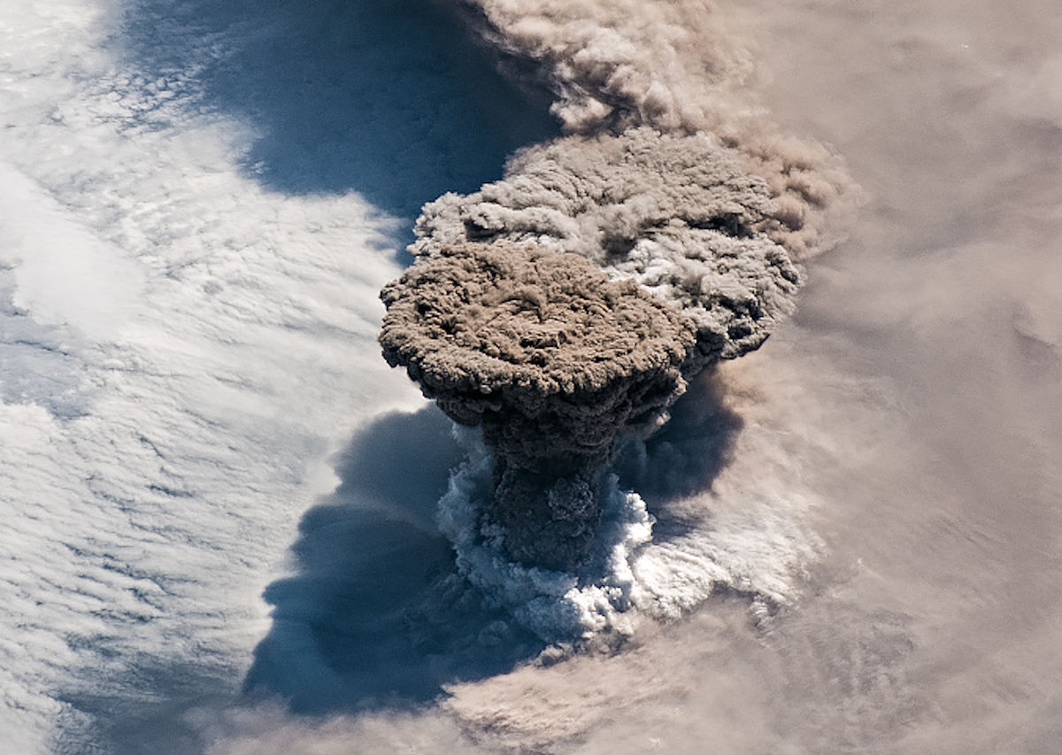 Vulcão russo entra em erupção pela primeira vez em 95 anos e
