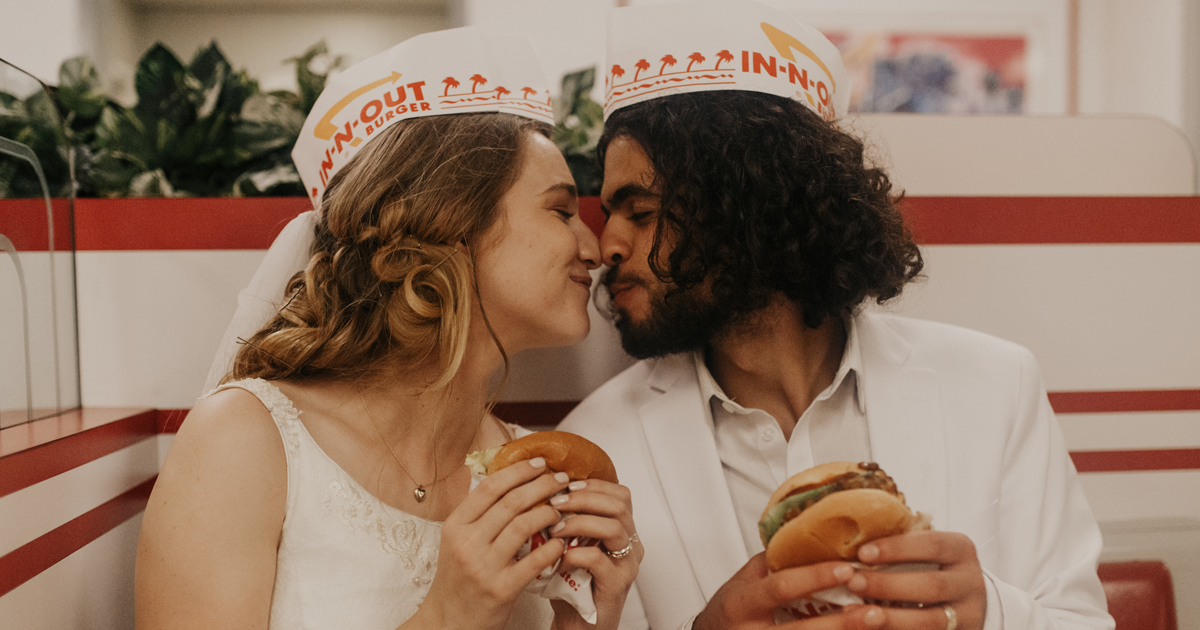 Série mostra casal recém-casado indo comer hambúrguer logo após o casamento