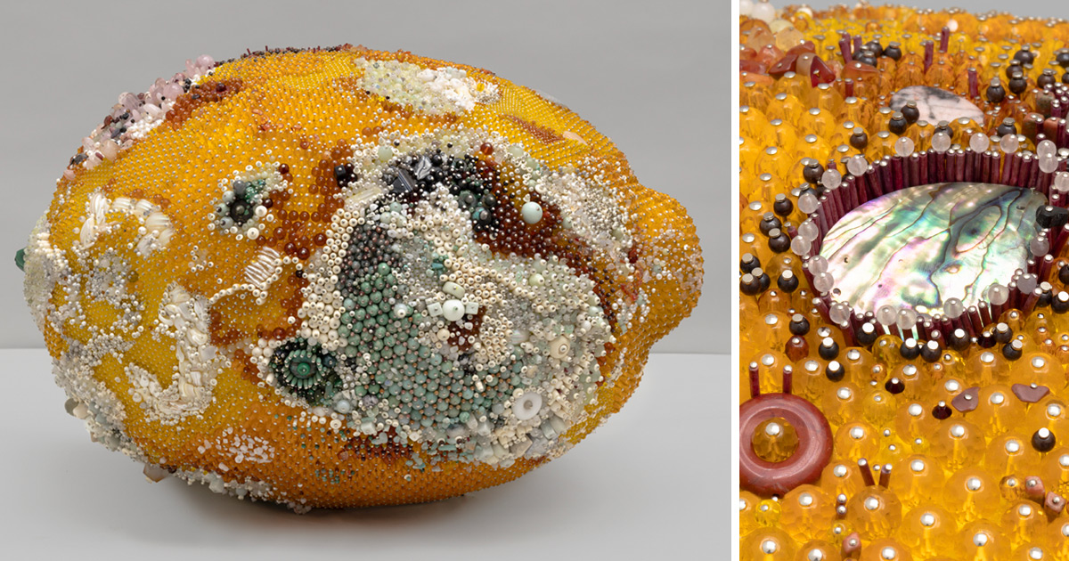 Esculturas de frutas mofadas formadas a partir de pedras preciosas desafiam percepções de decoração e decomposição